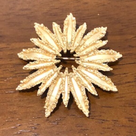 Avon Vintage Oversized Gold Tone Circular Pin Brooch - Picture 1 of 12